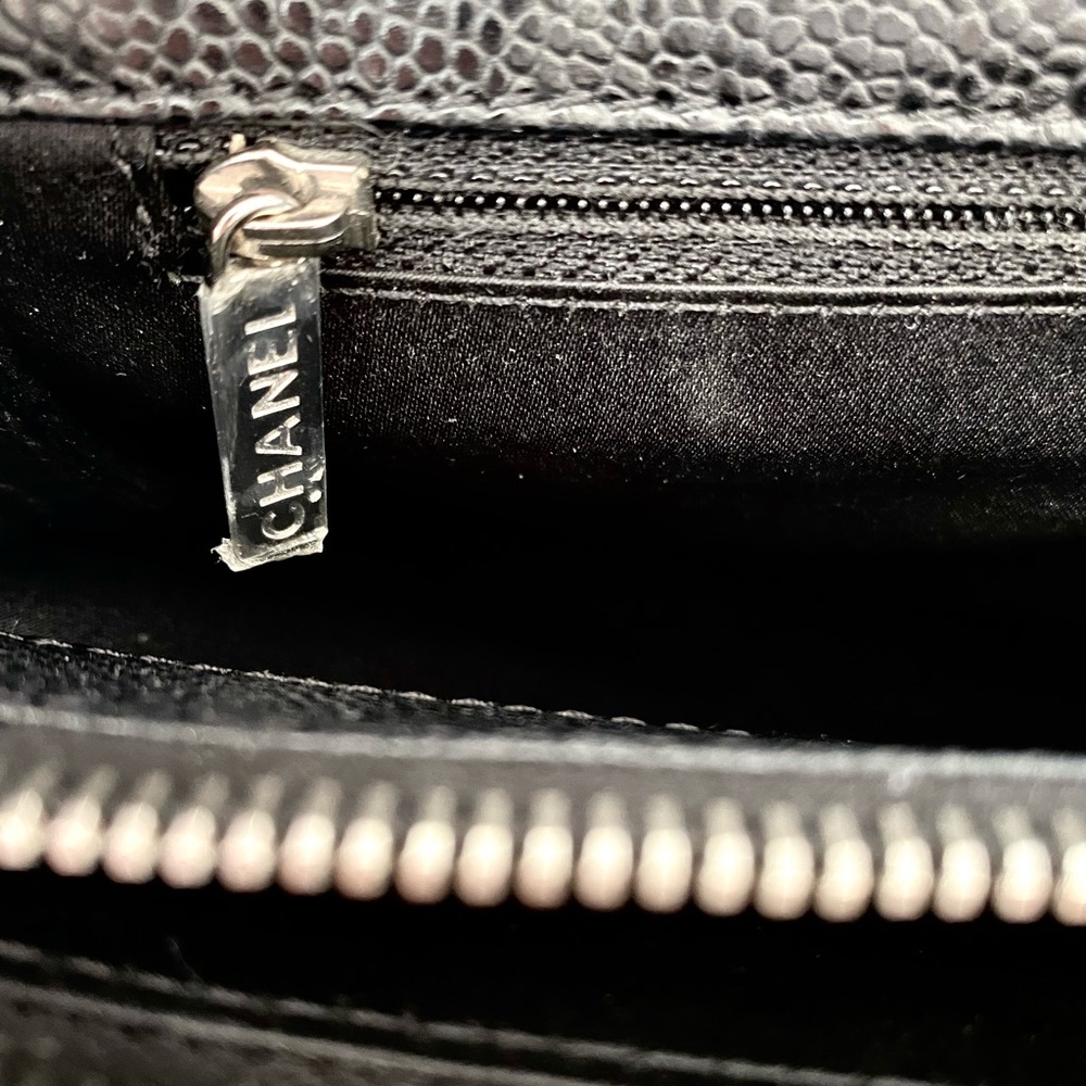 𝐂𝐇𝐀𝐍𝐄𝐋 Black Quilted Caviar Grand Shopping Tote - Picture 15 of 16